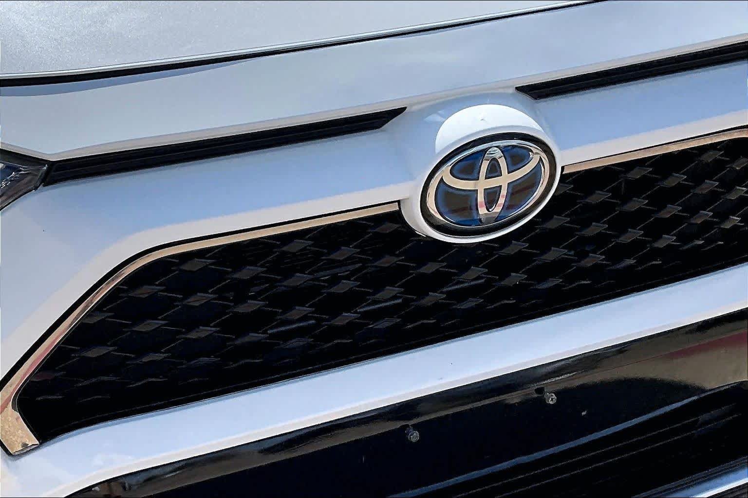 Used 2022 Blizzard Pearl/Midnight Black Metallic Toyota XSE image 30