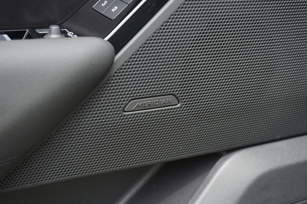 New 2026 Fuji White Land Rover Dynamic SE image 12