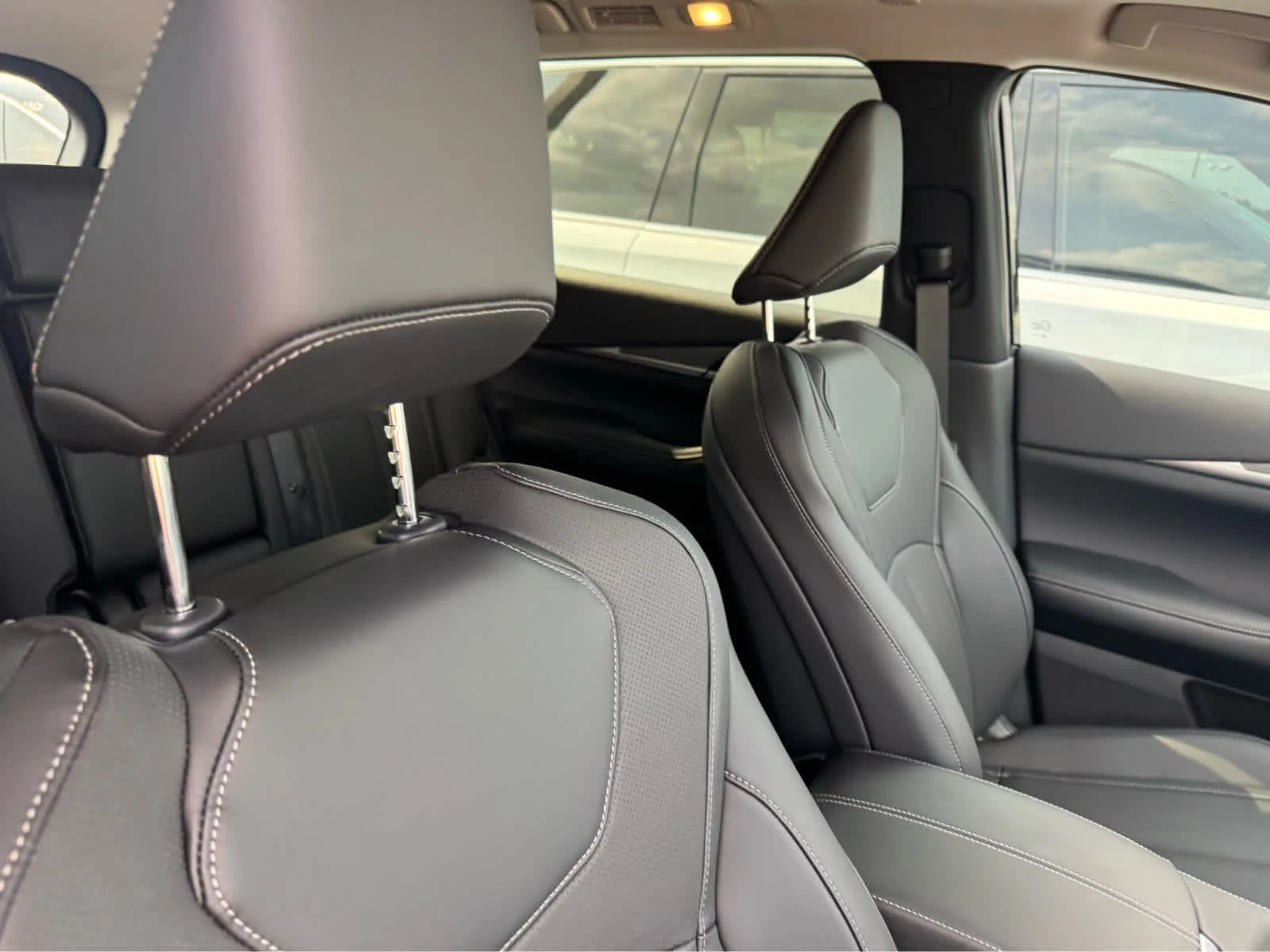 2027 INFINITI QX60 LUXE - Photo 9