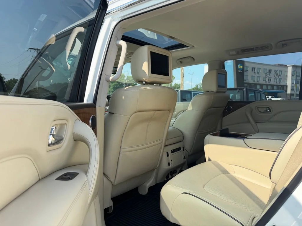 Used 2018 White INFINITI Base image 11