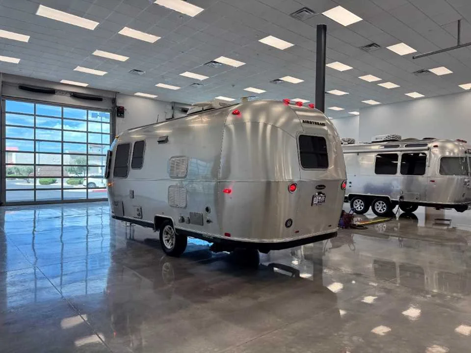Used 2016 SILVER AIRSTREAM  image 3