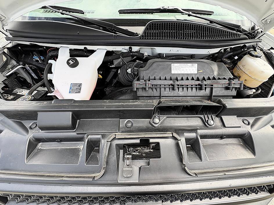 Used 2025 Summit White Chevrolet Work Van image 19