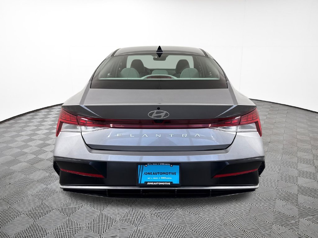 Used 2025 Gray Hyundai SEL Convenience image 10