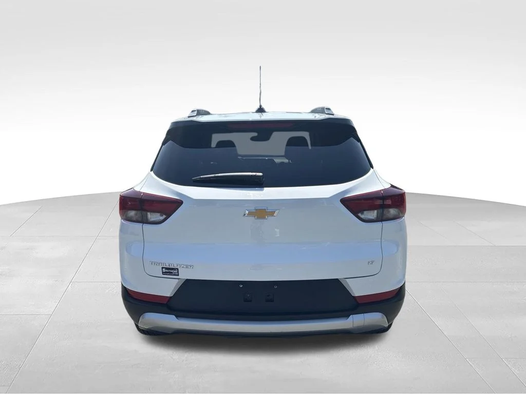 Used 2024 Summit White Chevrolet LT image 4