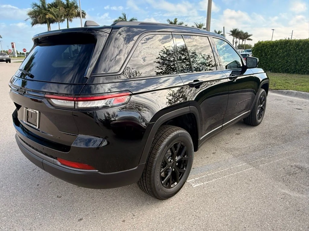 New 2026 Diamond Black Crystal Pearl-Coat Exterior Paint Jeep Altitude image 4