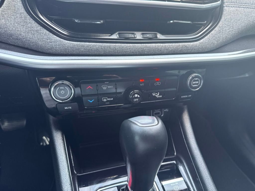 Used 2025 Bright White Clearcoat Jeep Latitude image 14