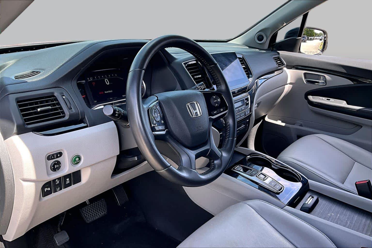 Used 2019 Lunar Silver Metallic Honda Touring 8-Passenger image 16