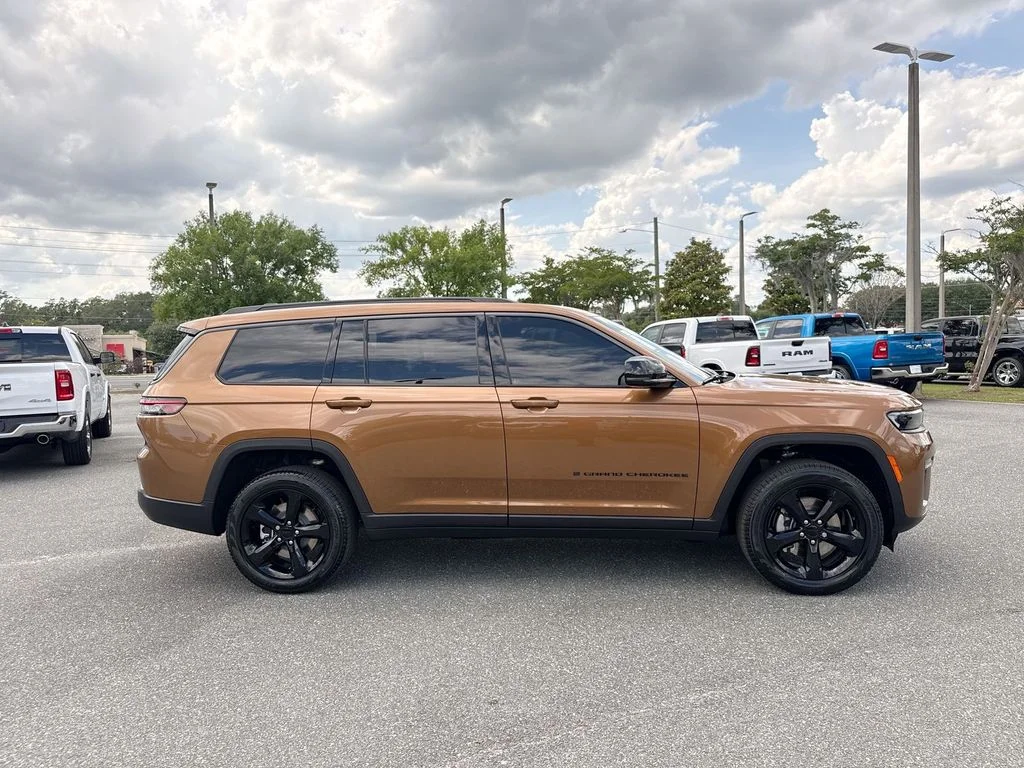 New 2026 Copper Shino Metallic Clear-Coat Exterior Paint Jeep Limited image 2