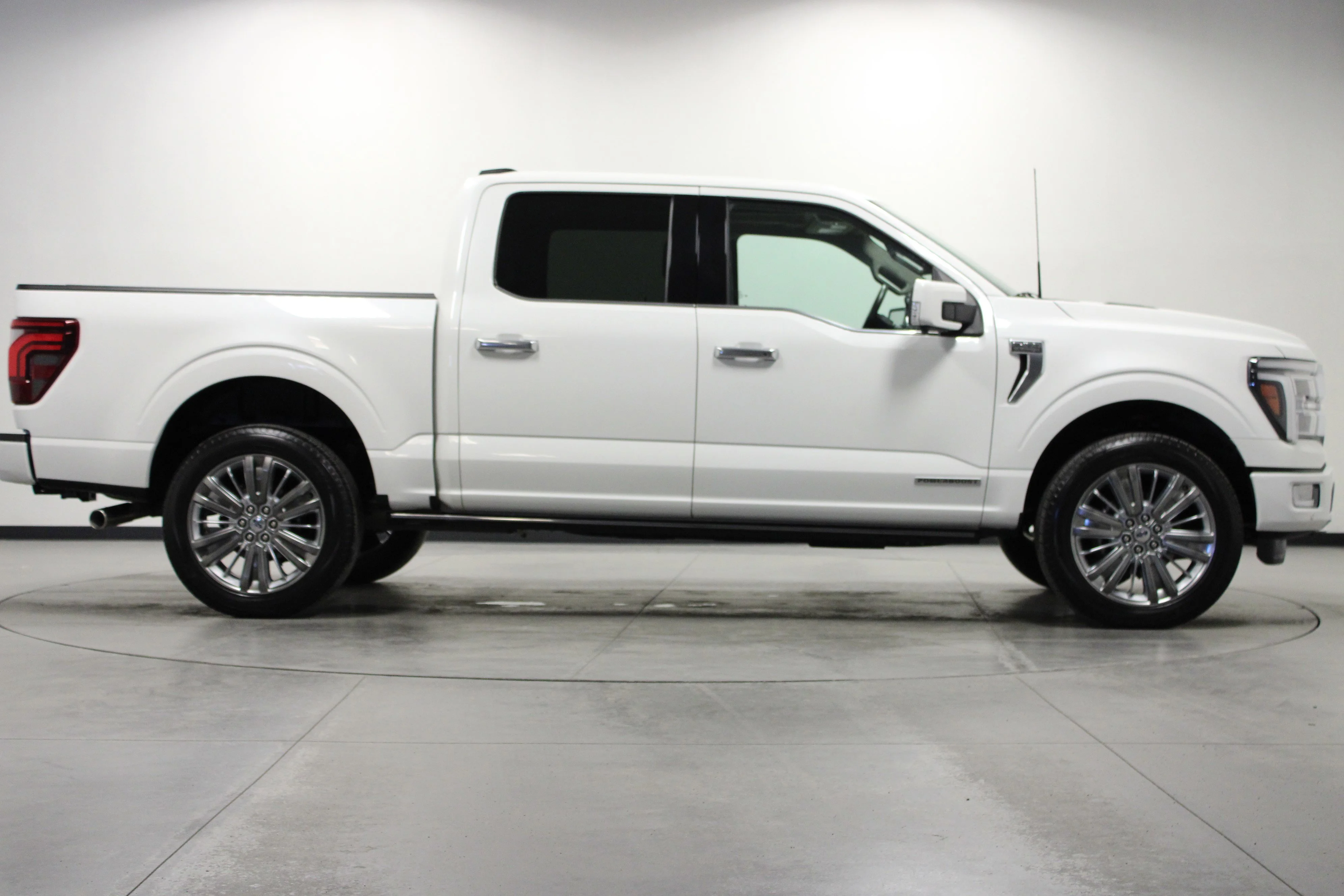 Used 2024 Star White Metallic Tri-Coat Ford Platinum image 3