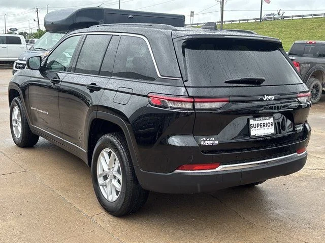 New 2026 Diamond Black Crystal Pearl-Coat Exterior Paint Jeep Laredo image 8