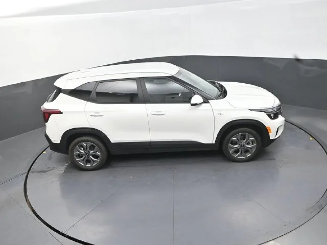 Used 2024 White Kia LX image 18