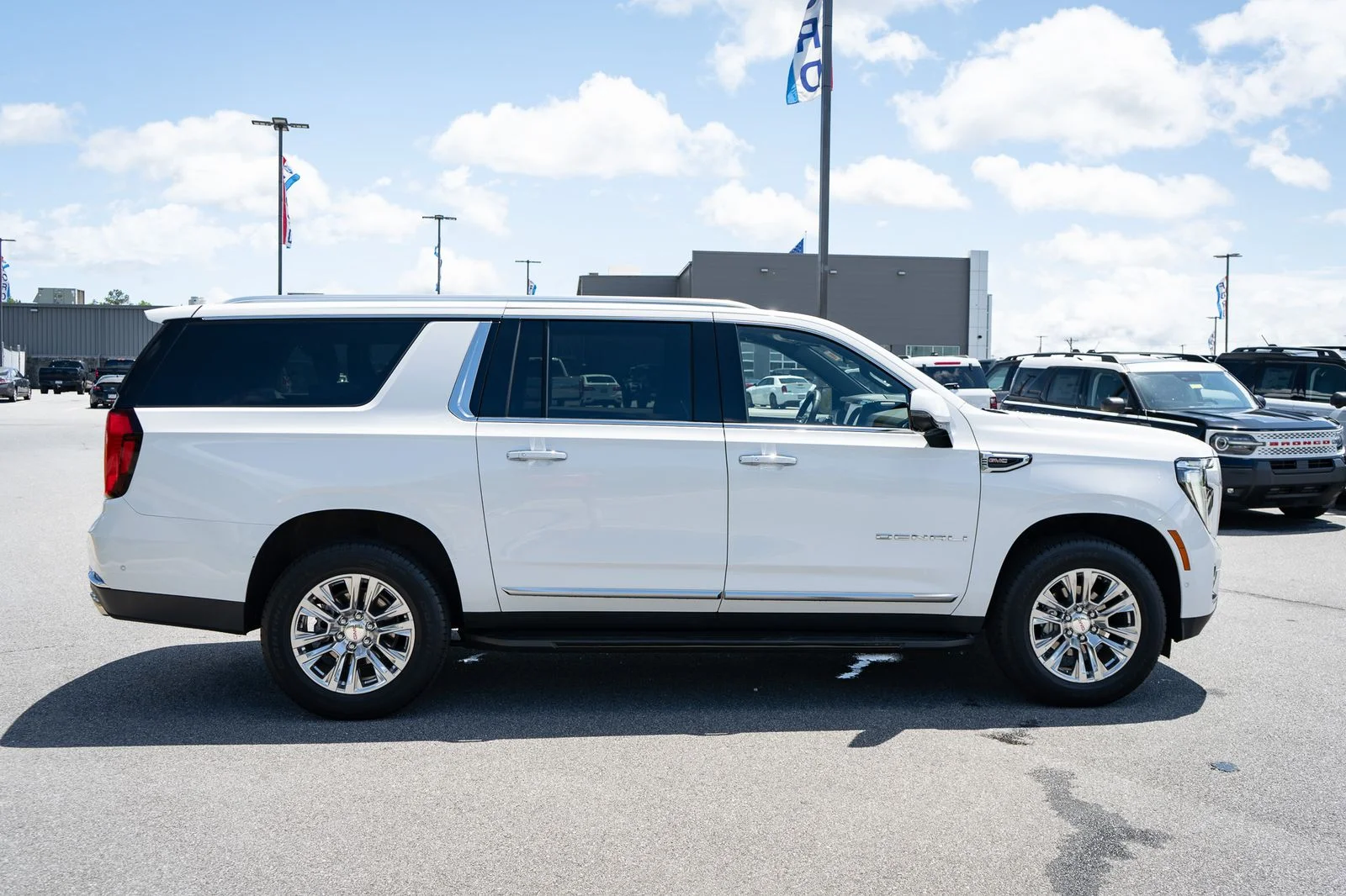 Used 2025 White GMC Denali image 11