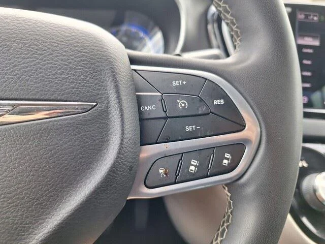 Used 2023 Brilliant Black Crystal Pearlcoat Chrysler Touring L image 14