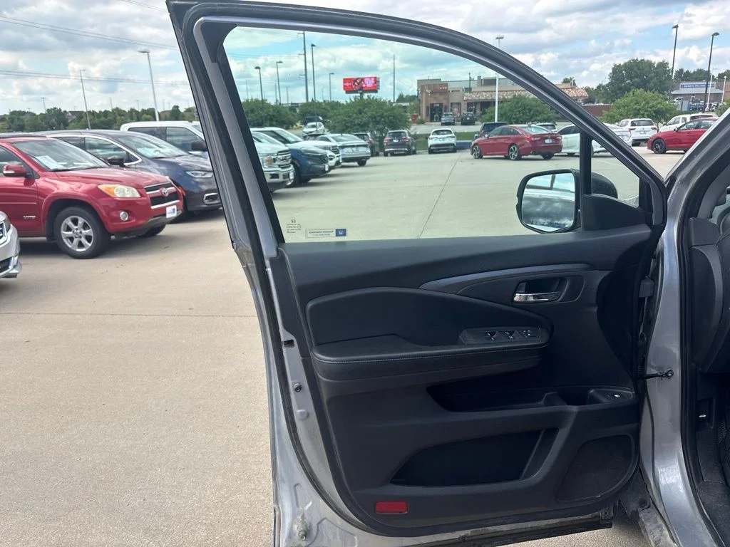 Used 2017 Silver Honda RTL-T image 9