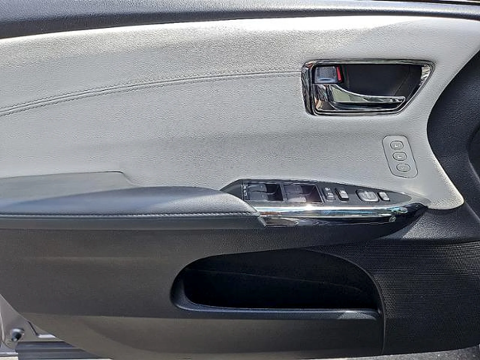 Used 2016 Magnetic Gray Metallic Toyota XLE image 10