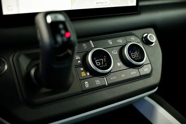 2025 Land Rover Defender S - Photo 40