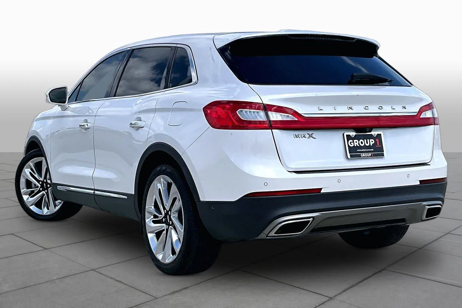 Used 2018 White Platinum Metallic Tri-Coat Lincoln Reserve image 12