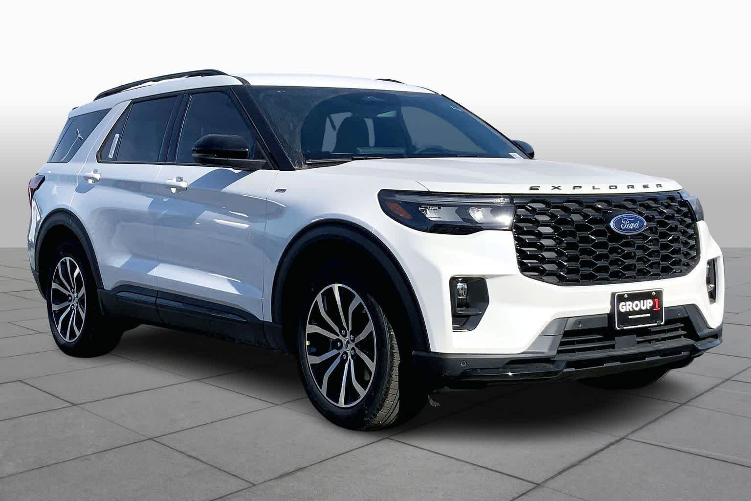 New 2026 Star White Metallic Tri-Coat Ford ST-Line image 2
