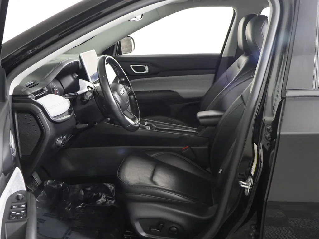 Used 2022 Black Jeep Latitude Lux image 23