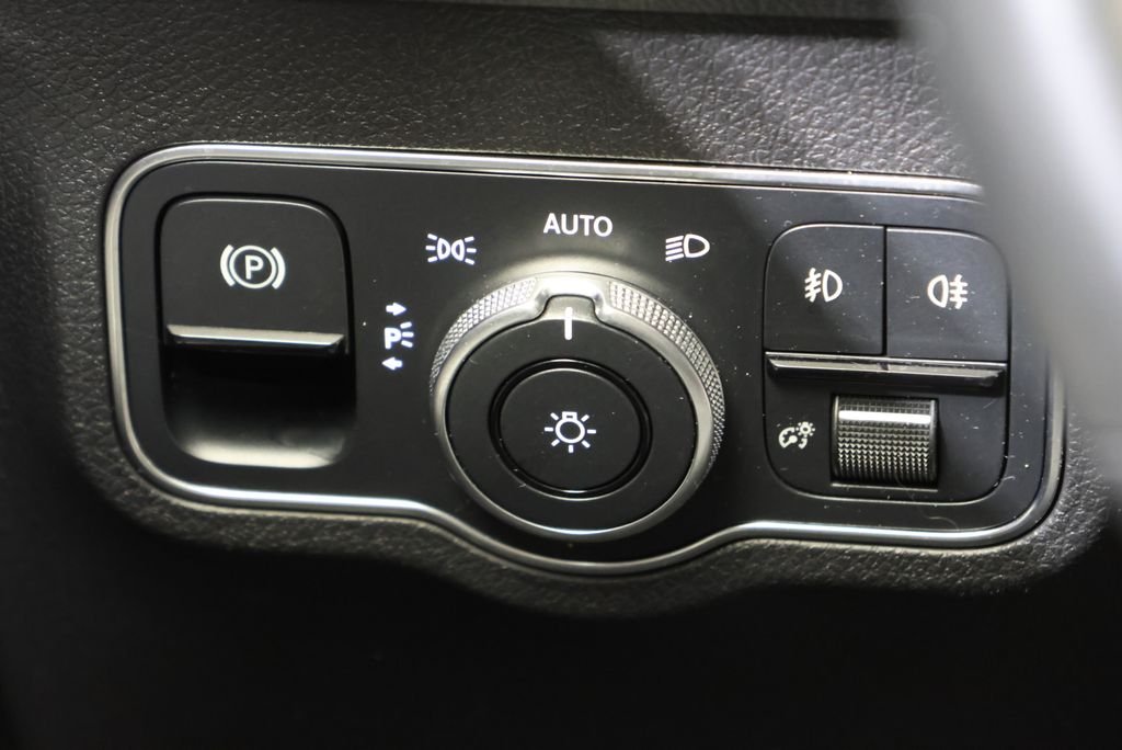 Used 2022 Mountain Gray Metallic Mercedes-Benz GLB 250 image 19