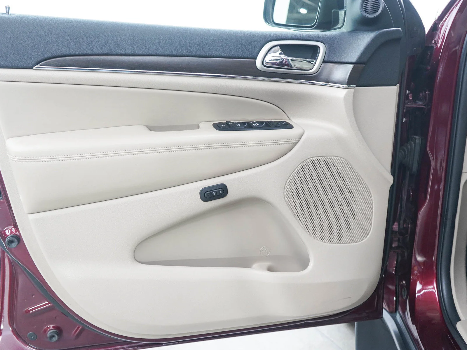 Used 2017 Velvet Red Pearlcoat Jeep Limited image 18
