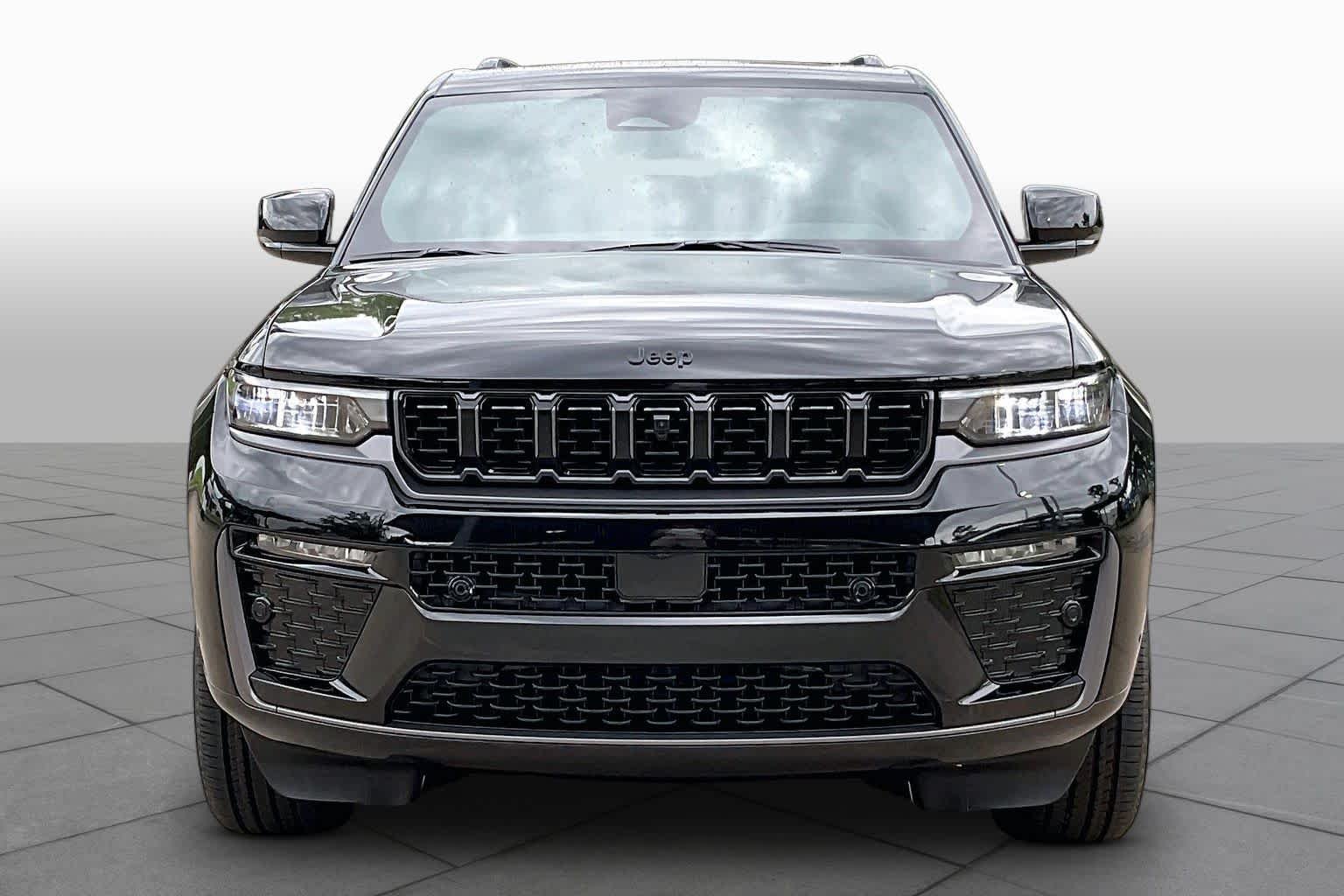 New 2026 Diamond Black Crystal Pearl-Coat Exterior Paint Jeep Limited Reserve image 3