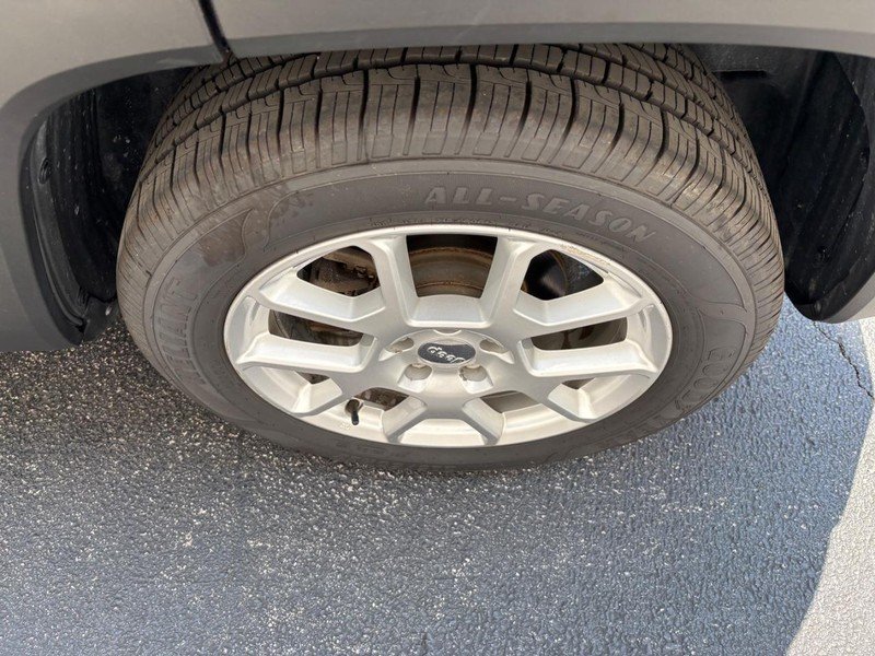 Used 2020 Granite Crystal Metallic Clearcoat Jeep Sport FWD image 11
