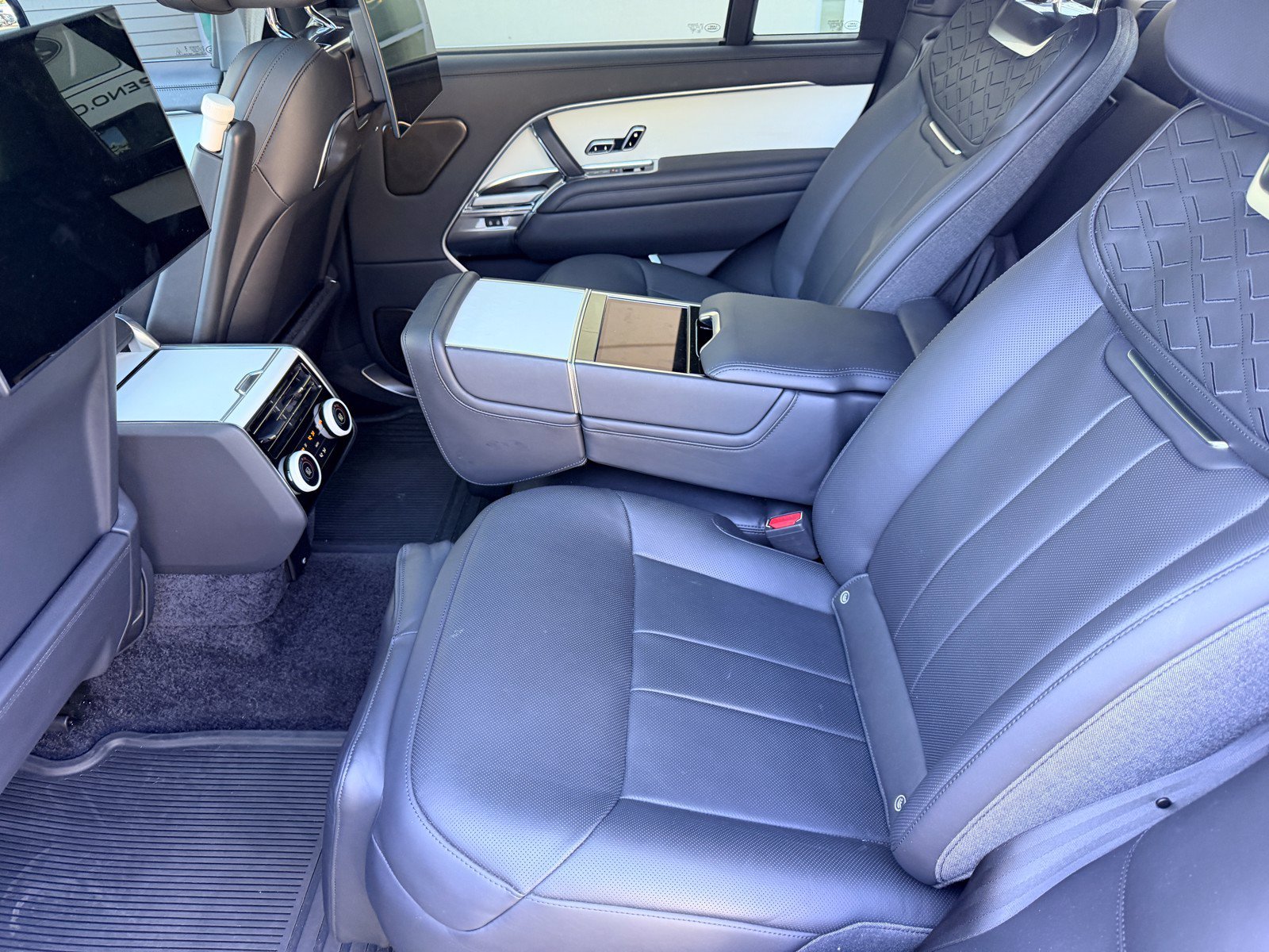 Used 2024 White Land Rover SV image 22