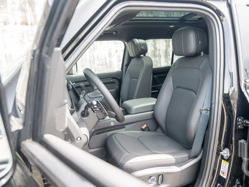 New 2026 Santorini Black Land Rover V8 image 18