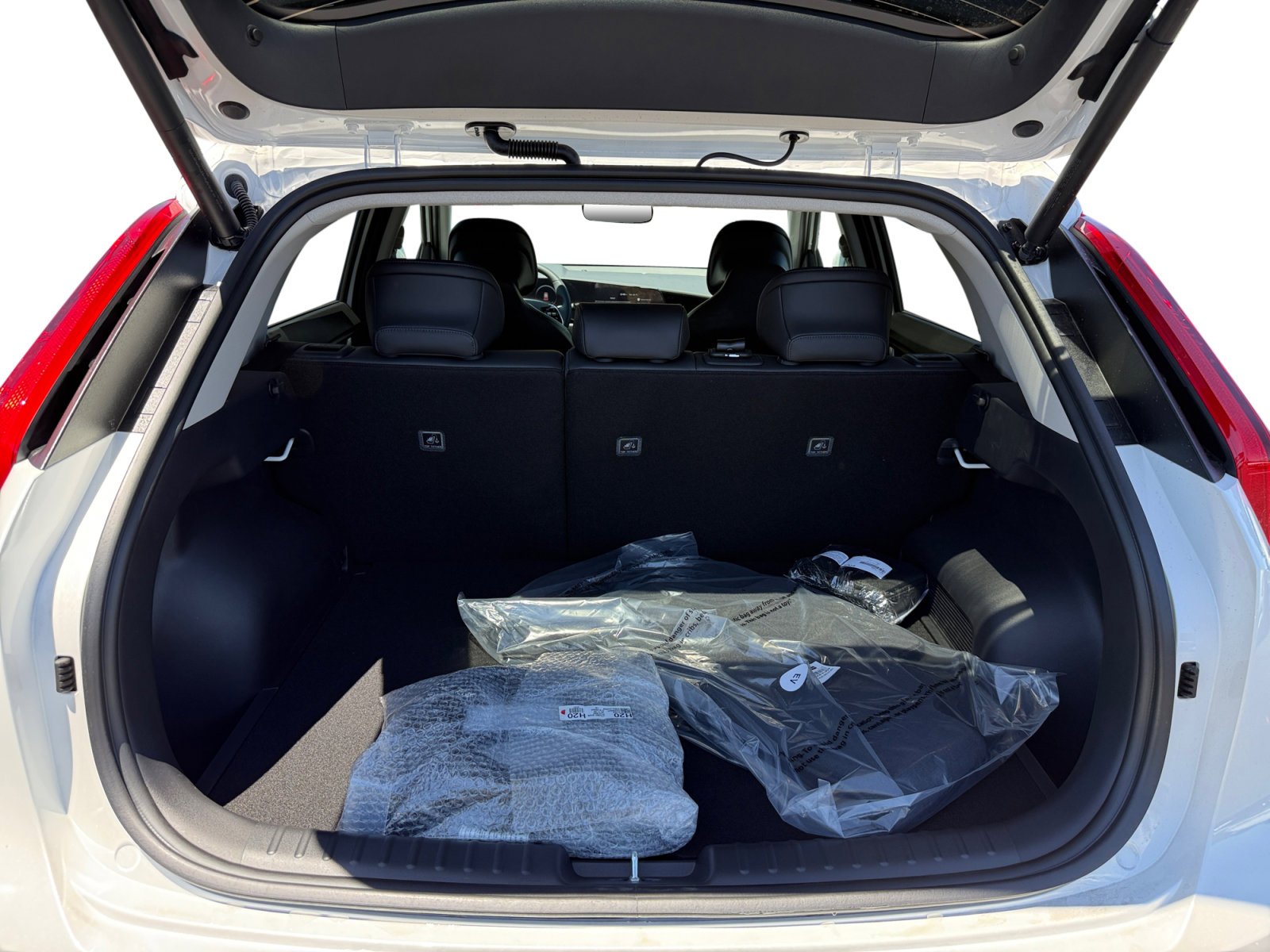 New 2026 Snow White Pearl Kia WIND image 17