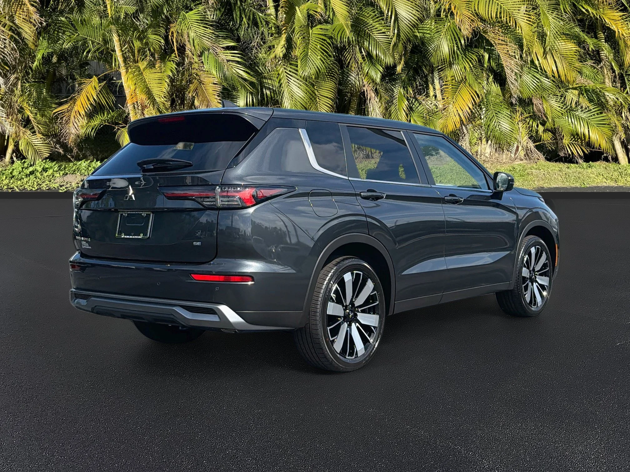 New 2026 Graphite Gray Mitsubishi SE 1.5T 2WD image 4