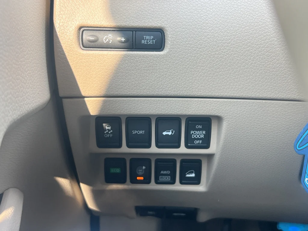 Used 2015 Pearl White Nissan SL image 8