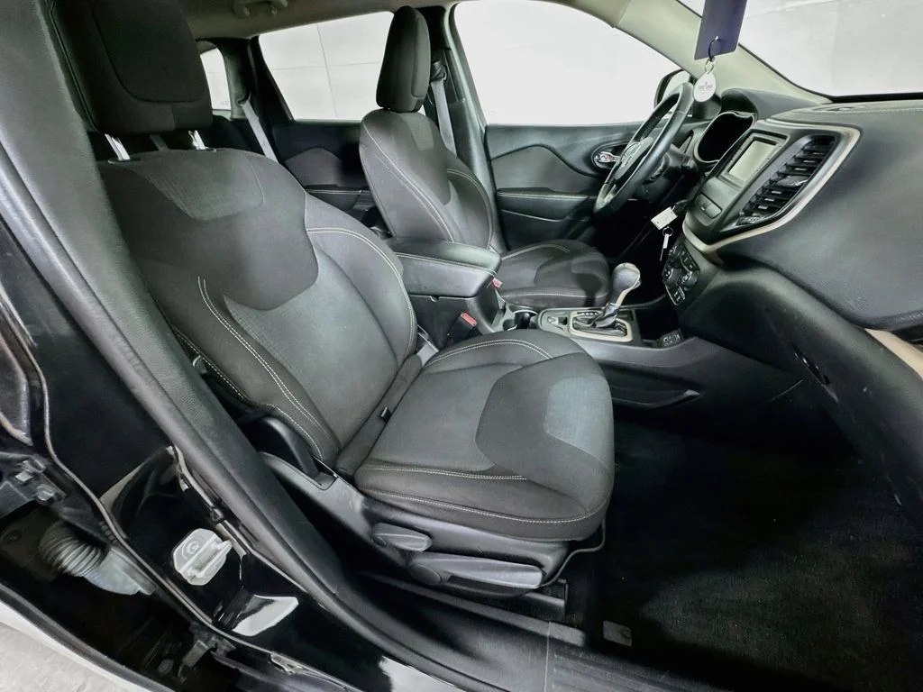 Used 2016 Black Jeep Latitude image 33