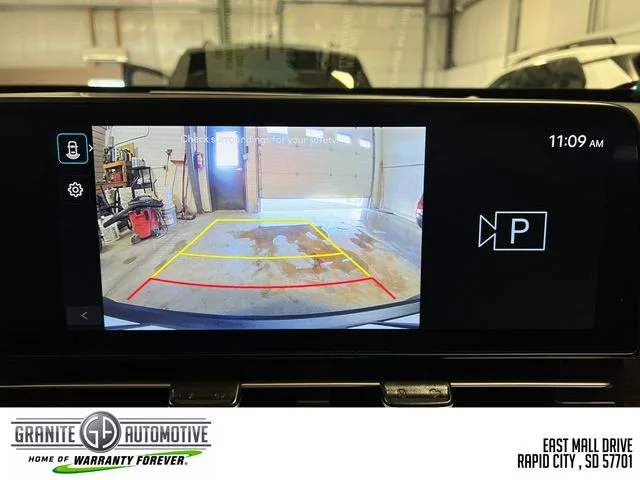 Used 2025 White Hyundai SEL image 25