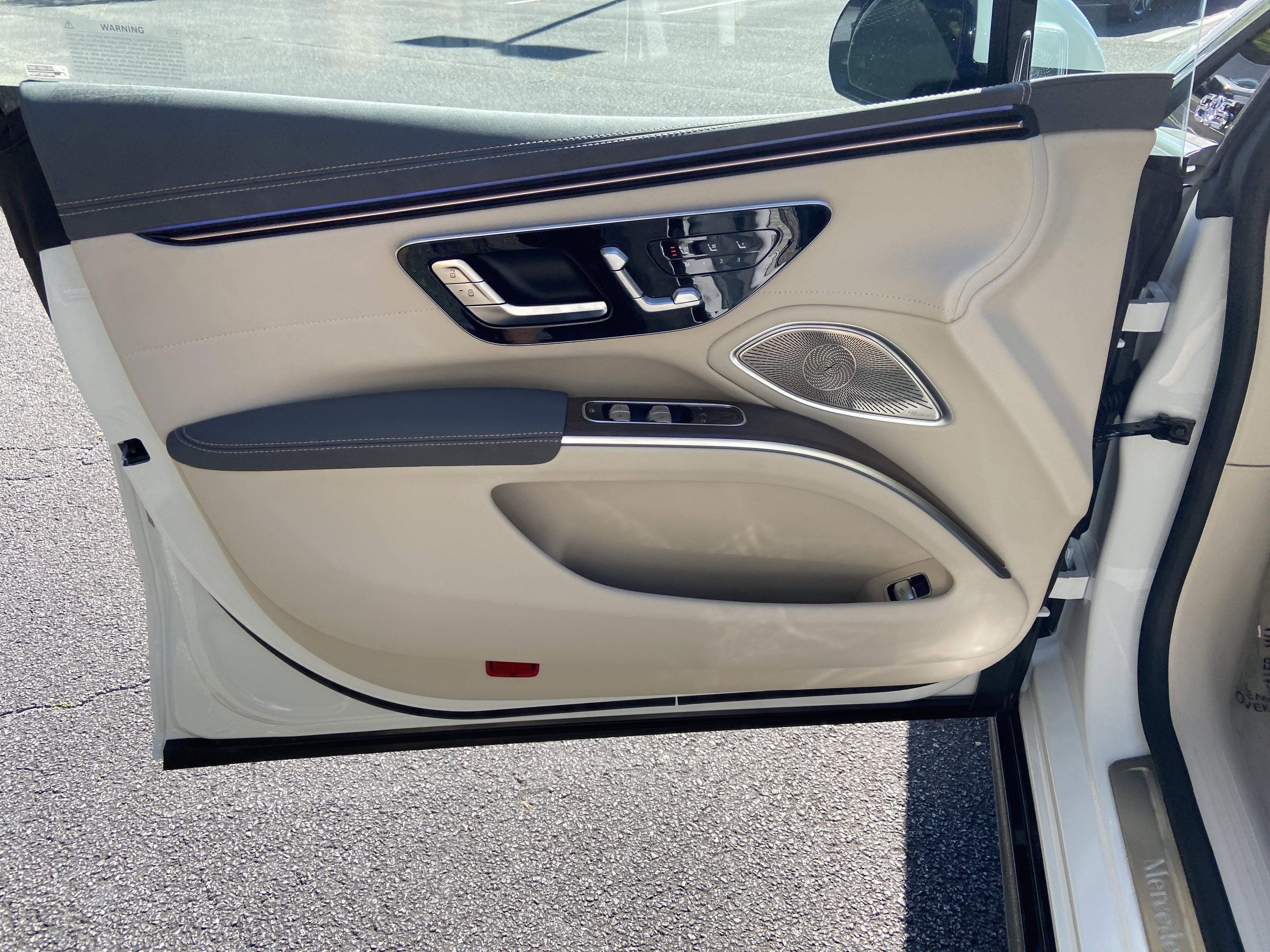 New 2026 MANUFAKTUR Moonlight White Metallic Mercedes-Benz EQS 450 4MATIC® Sedan image 17