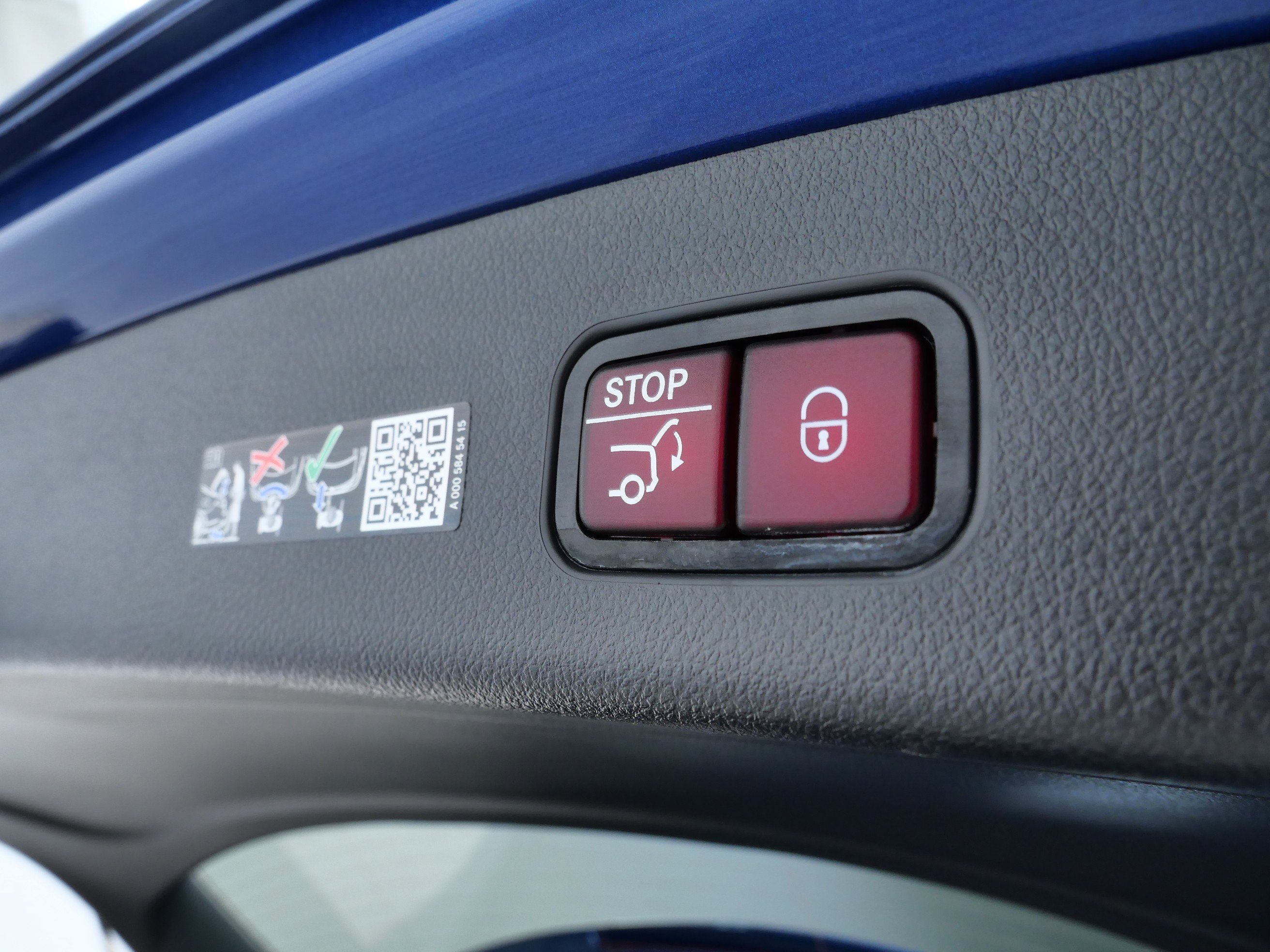 Used 2025 Starling Blue Metallic Mercedes-Benz GLC 300 image 8