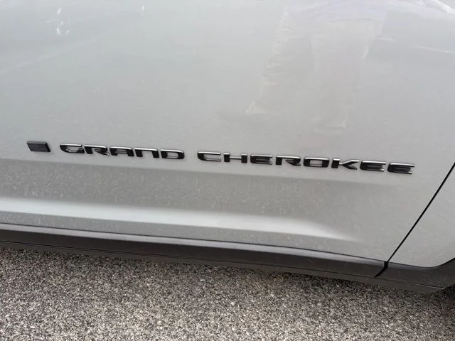 New 2026 Silver Zynith Exterior Paint Jeep Altitude image 13