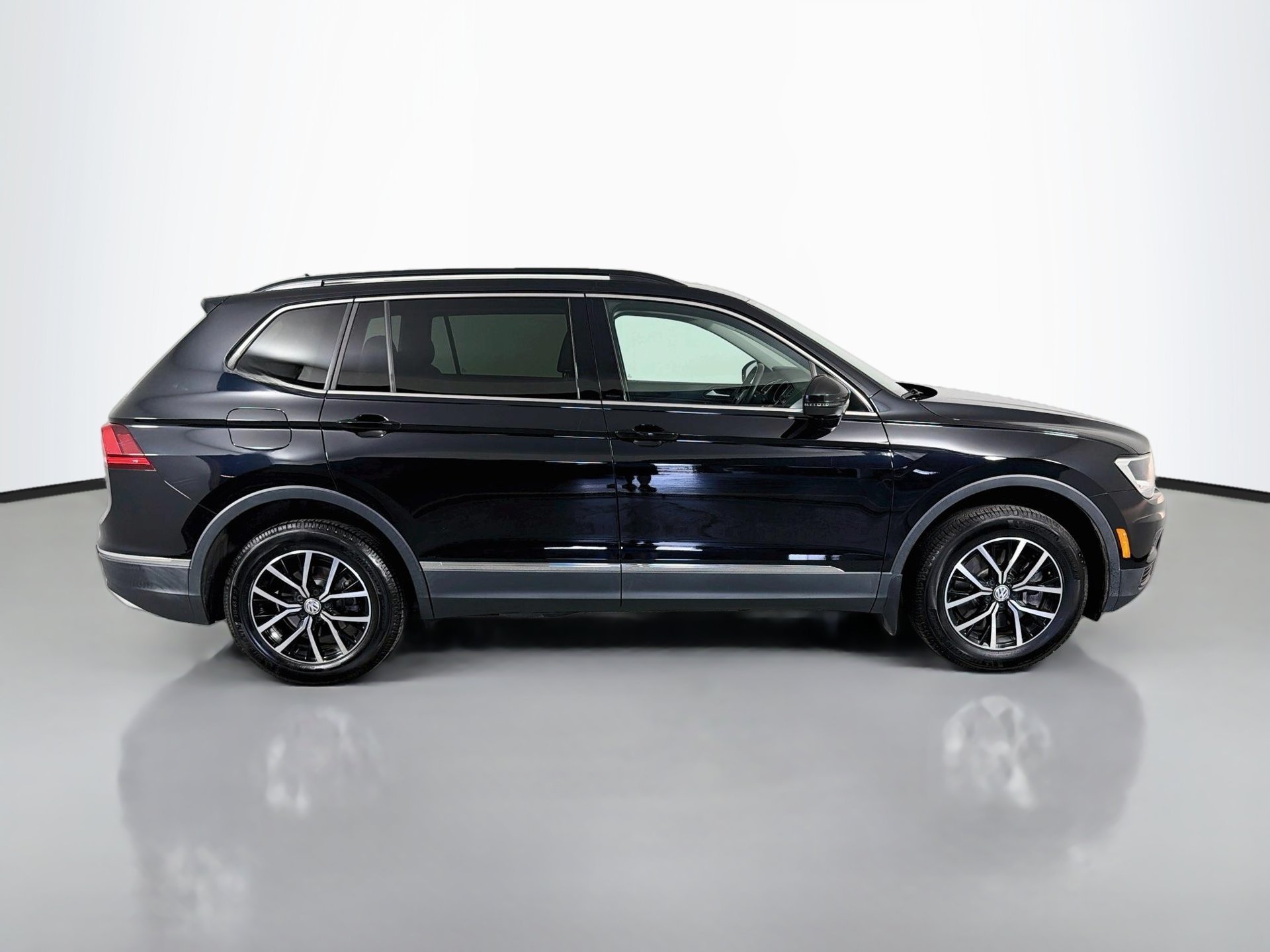 Certified Used 2021  Volkswagen 2.0T SE image 4