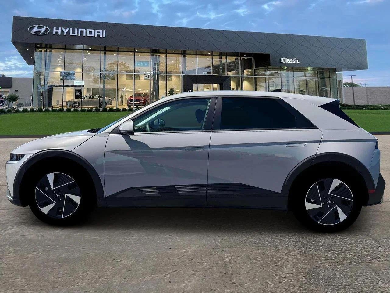 New 2025 Cyber Gray Hyundai SE image 3
