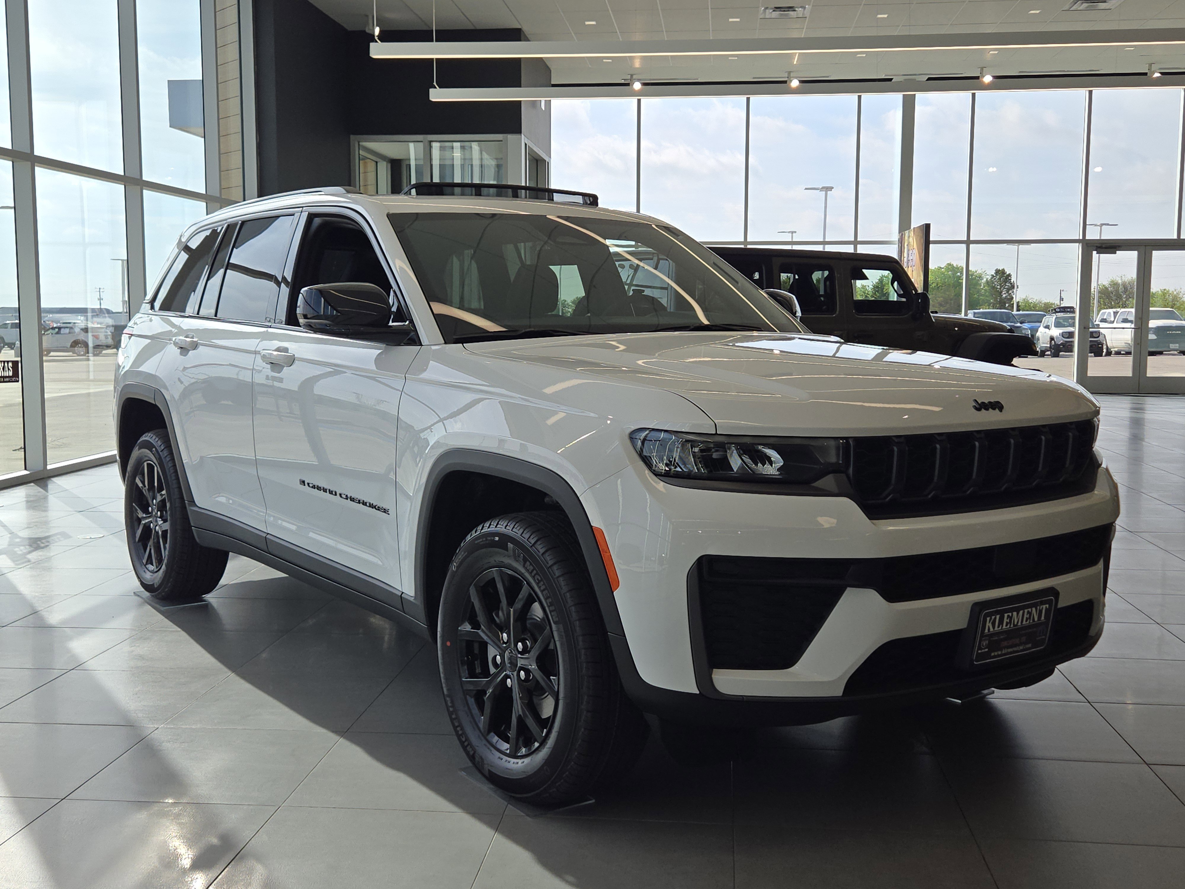 New 2026 Bright White Clear-Coat Exterior Paint Jeep Laredo Altitude image 3