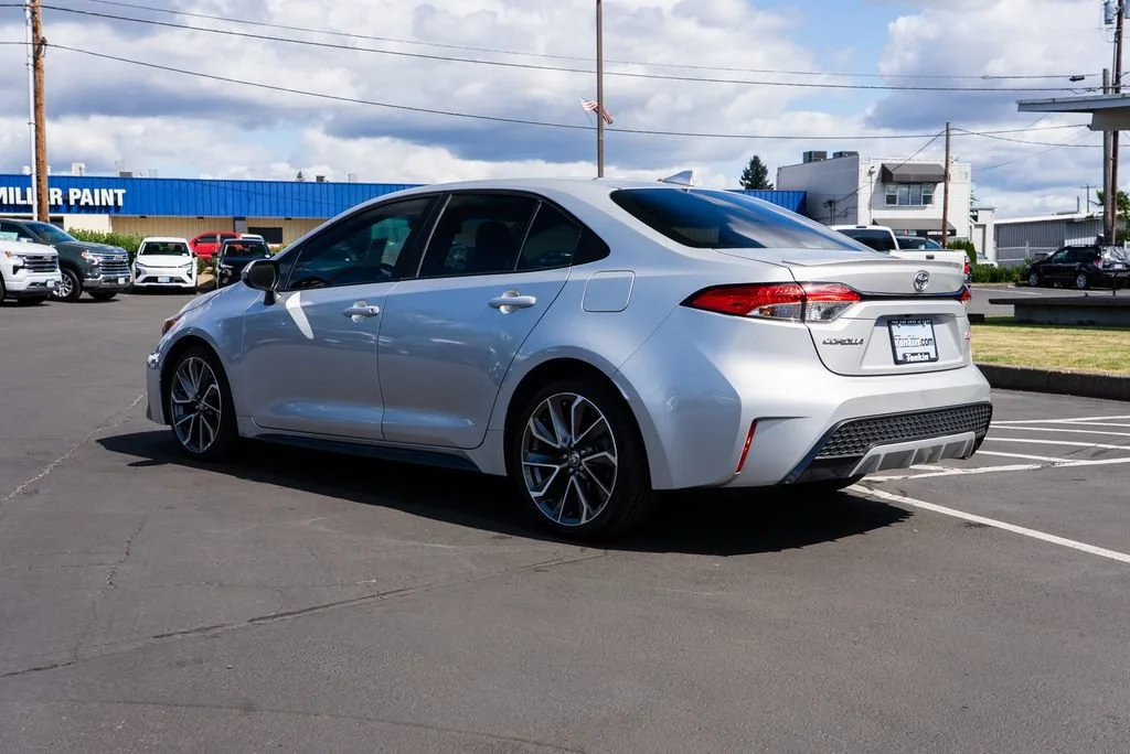 Used 2021  Toyota SE image 3