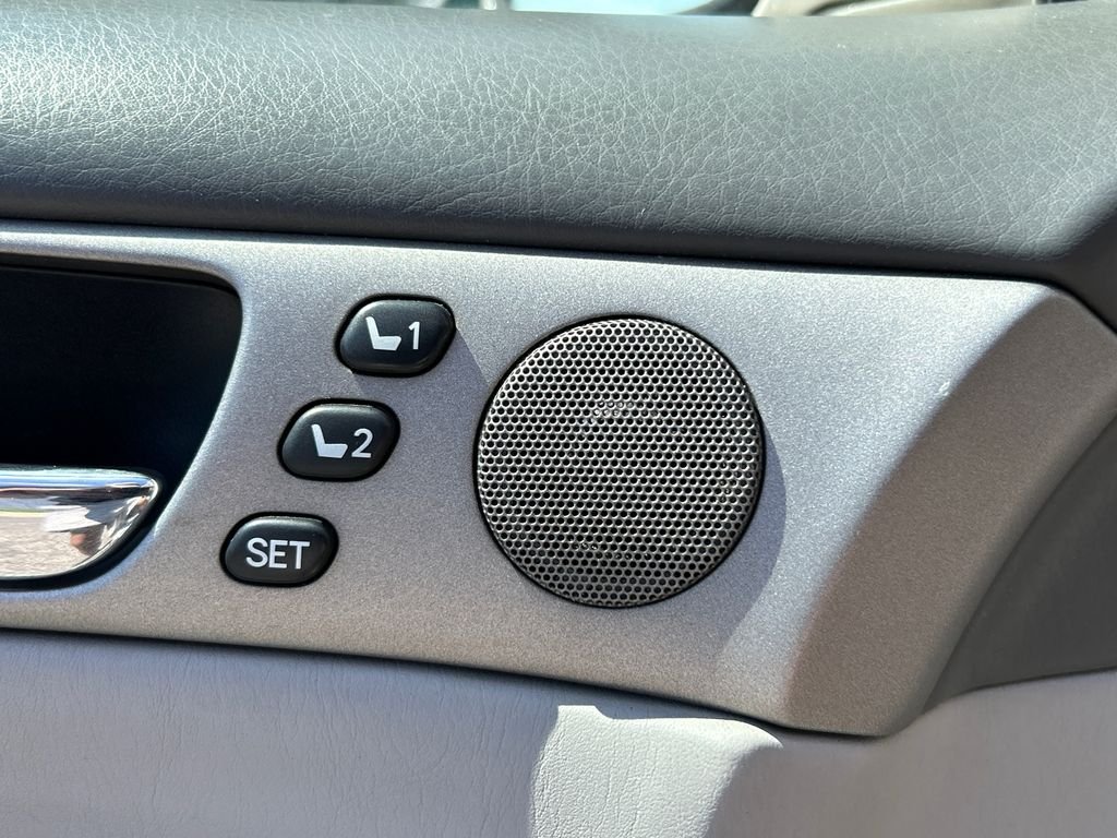 Used 2005  Lexus 330 image 22