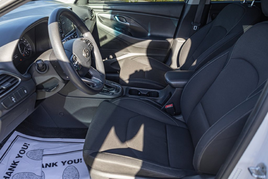 Used 2018 White Hyundai Base image 13
