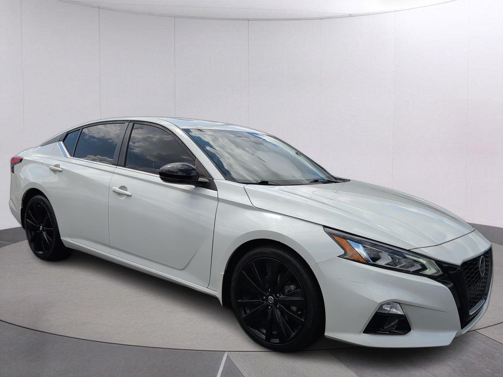 Used 2022 Pearl White TriCoat Nissan 2.5 SR image 7