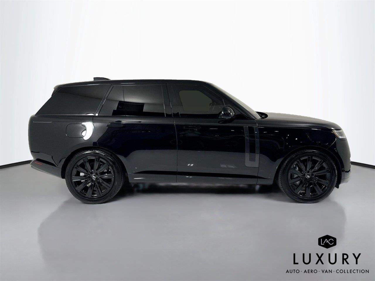 Used 2023 Santorini Black Metallic Land Rover SE image 7