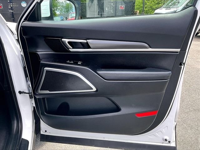 Used 2023 White Kia S image 19