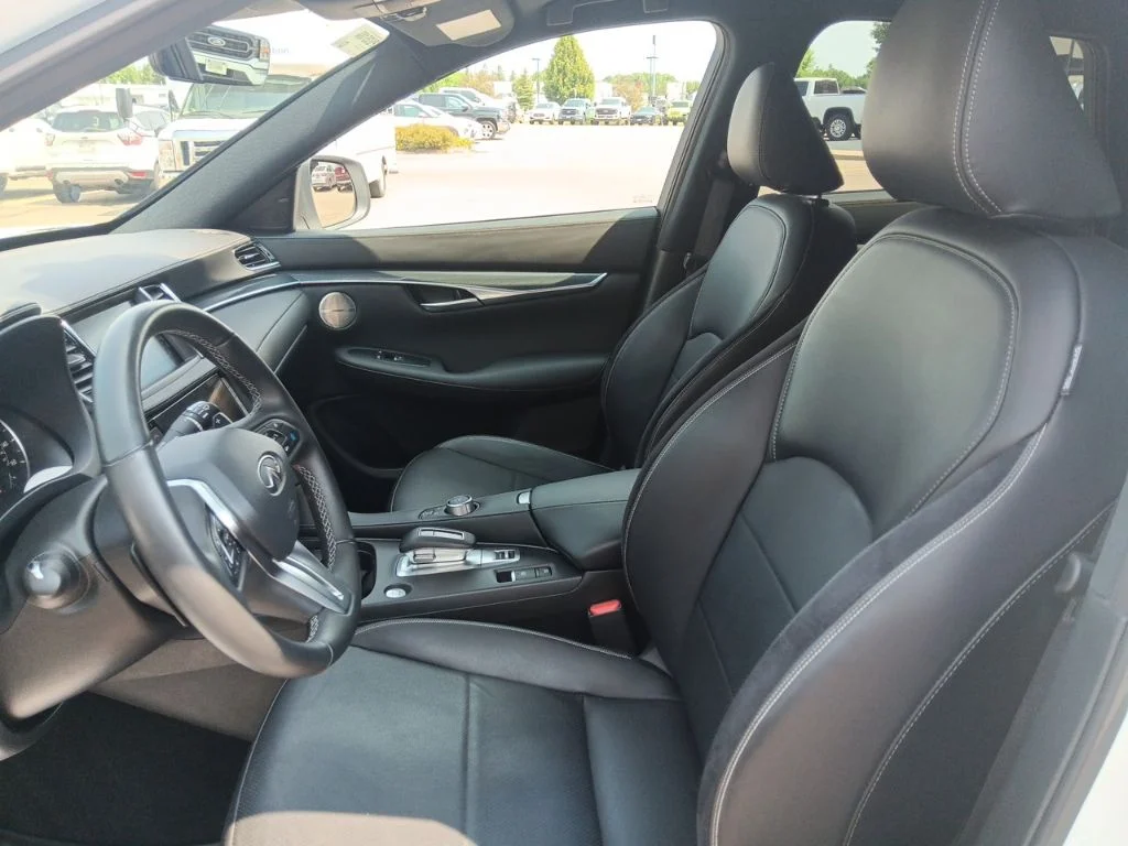 Used 2025 Radiant White INFINITI SPORT image 12