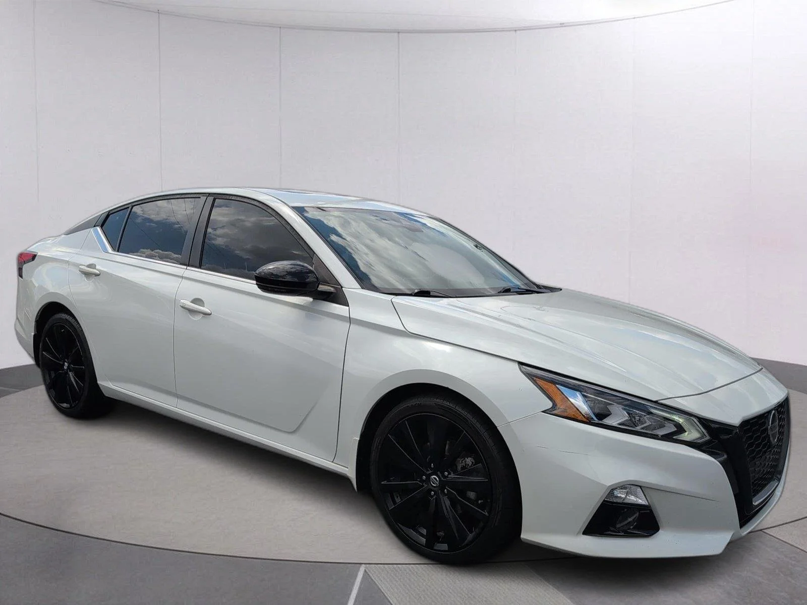 Used 2022 Pearl White TriCoat Nissan 2.5 SR image 7