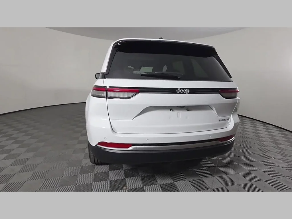 New 2026 Bright White Clear-Coat Exterior Paint Jeep Limited image 31