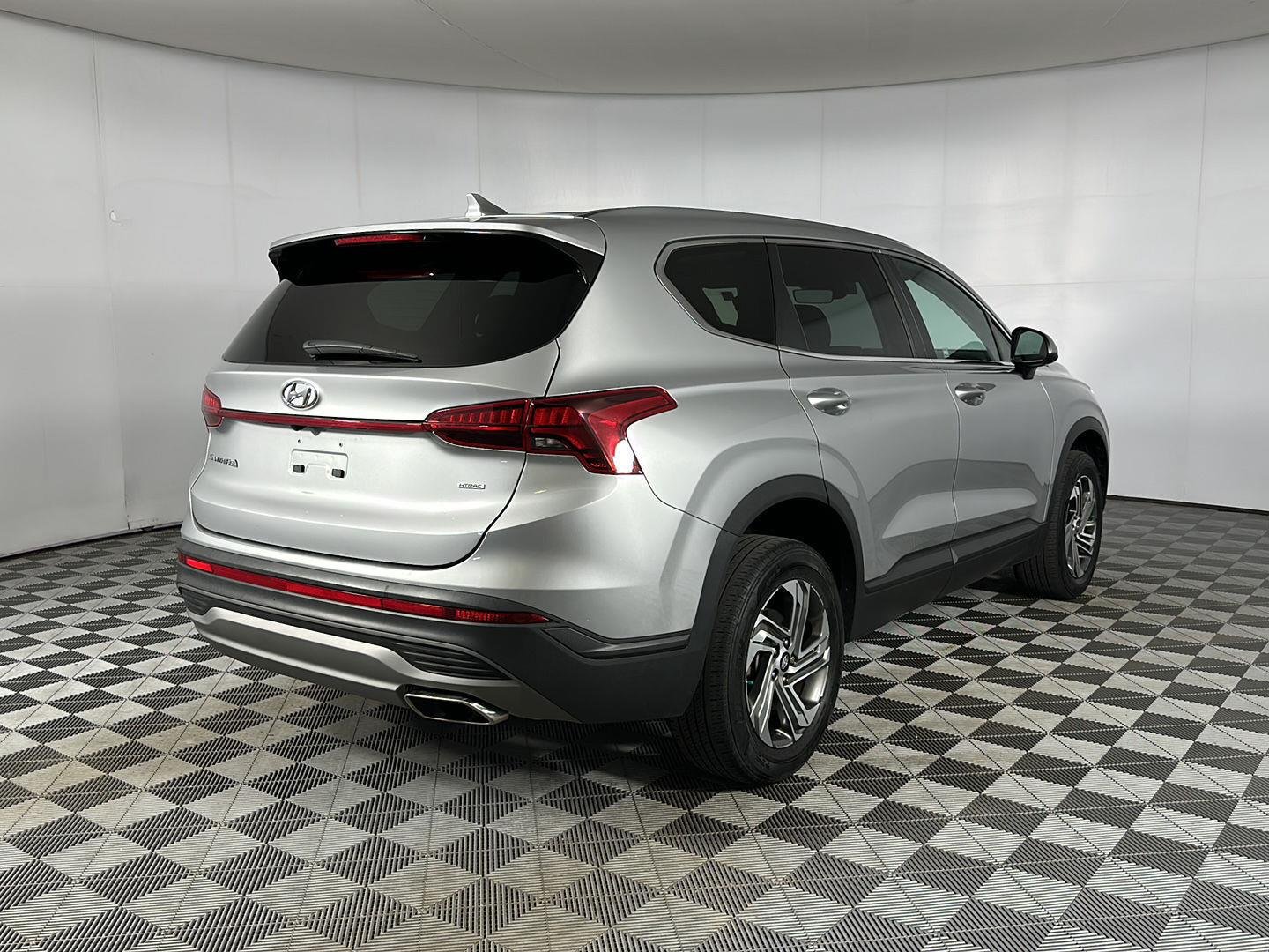 Used 2021 Shimmering Silver Hyundai SE image 20